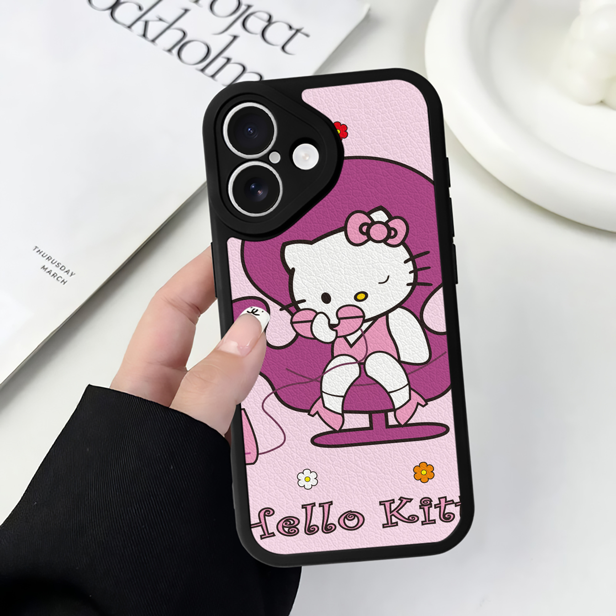 （画像用） Hello Kitty ハローキティ 【iPhone 16シリーズ対応】シリコンスマホケース（レザー調） 材質：シリコン